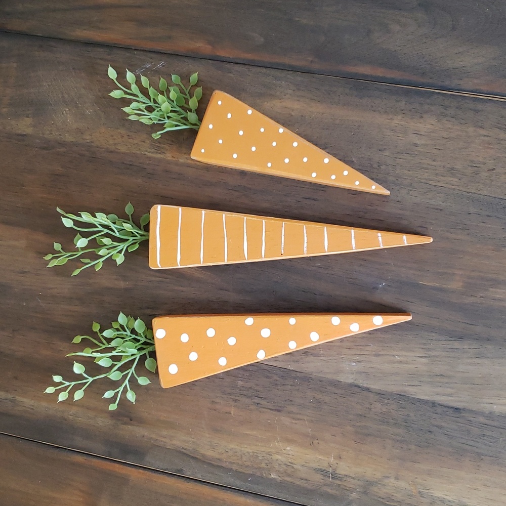 Wooden Distressed Decorative Painted Easter Carrots Set